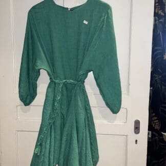 Trust - jurk met gevlochten ceintuur groen.